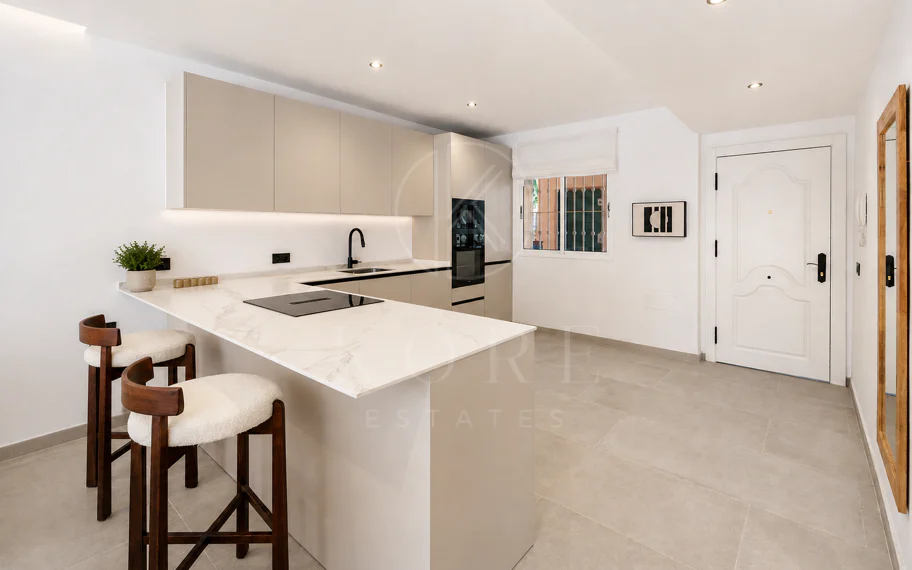 Apartamento de Tres Dormitorios Totalmente Renovado en Las Brisas, Nueva Andalucía