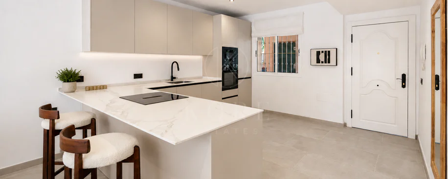 Apartament complet renovat cu trei dormitoare în Las Brisas, Nueva Andalucía