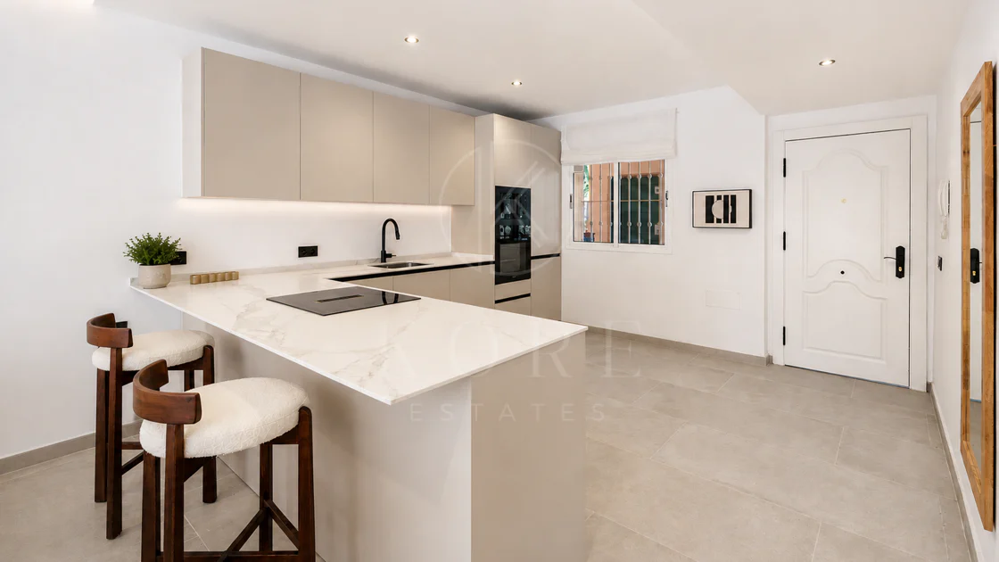 Apartament complet renovat cu trei dormitoare în Las Brisas, Nueva Andalucía