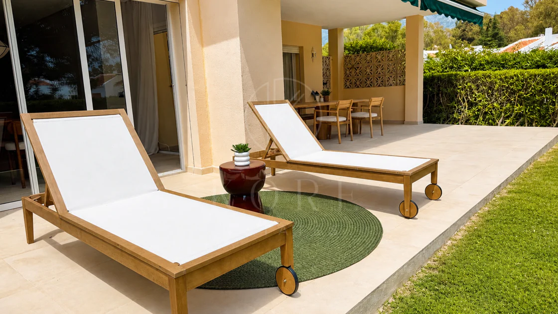 Apartament complet renovat cu trei dormitoare în Las Brisas, Nueva Andalucía