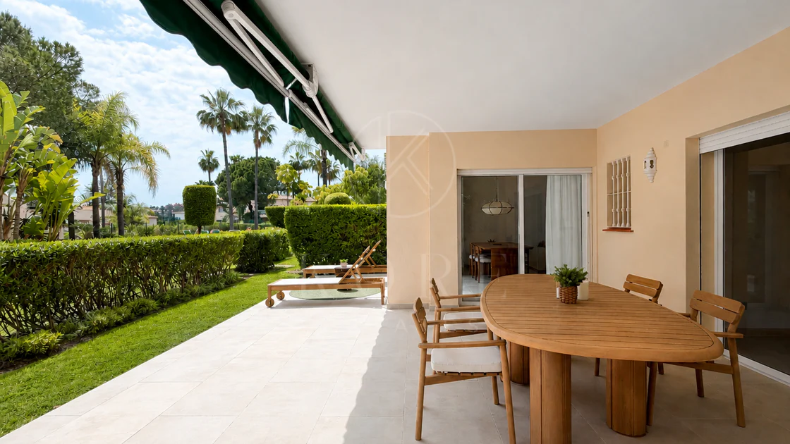 Apartament complet renovat cu trei dormitoare în Las Brisas, Nueva Andalucía