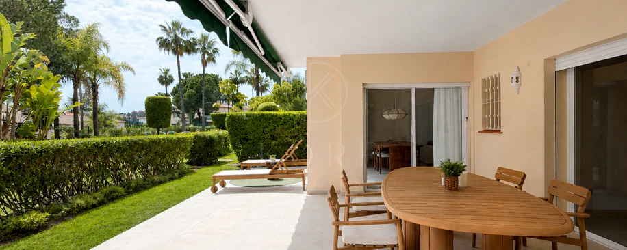 Apartament complet renovat cu trei dormitoare în Las Brisas, Nueva Andalucía