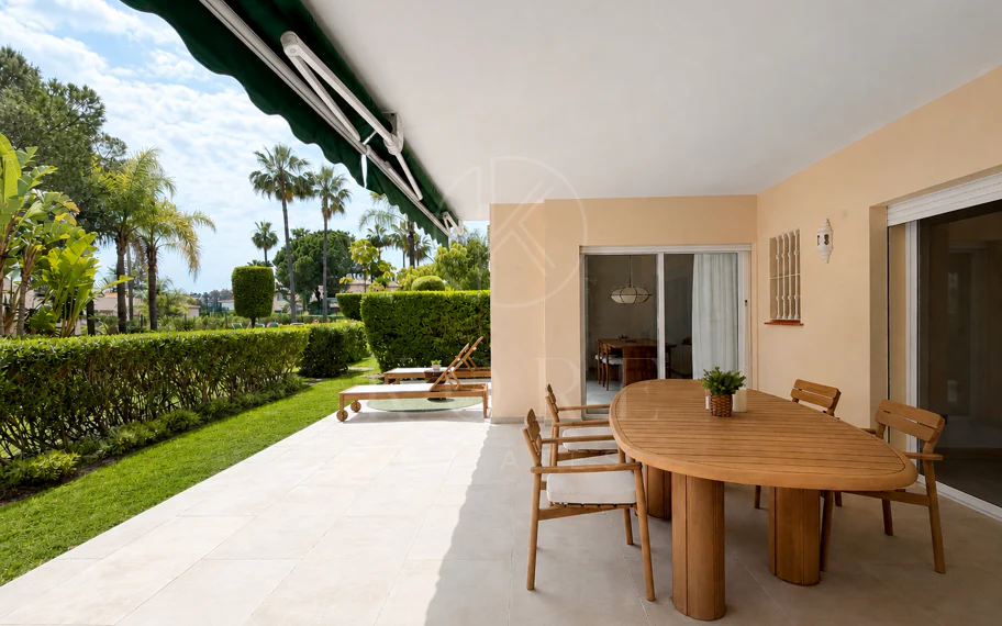 Apartamento de Tres Dormitorios Totalmente Renovado en Las Brisas, Nueva Andalucía