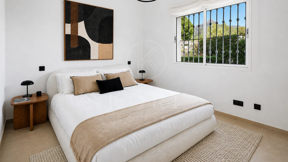 Apartament complet renovat cu trei dormitoare în Las Brisas, Nueva Andalucía