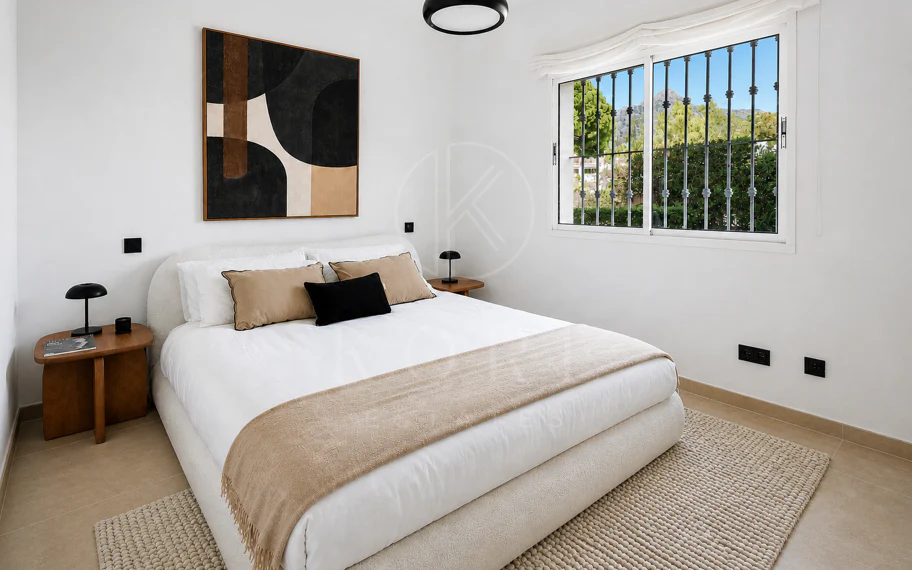 Apartamento de Tres Dormitorios Totalmente Renovado en Las Brisas, Nueva Andalucía