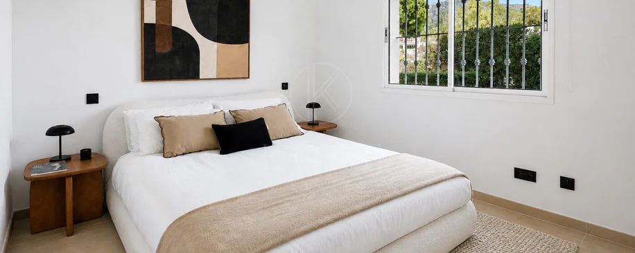 Apartament complet renovat cu trei dormitoare în Las Brisas, Nueva Andalucía