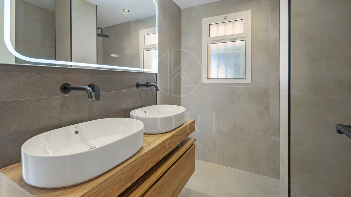 Apartament complet renovat cu trei dormitoare în Las Brisas, Nueva Andalucía