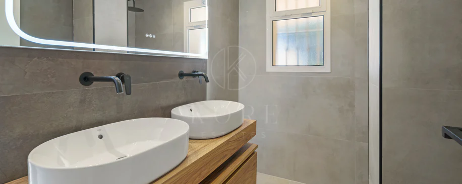 Apartament complet renovat cu trei dormitoare în Las Brisas, Nueva Andalucía