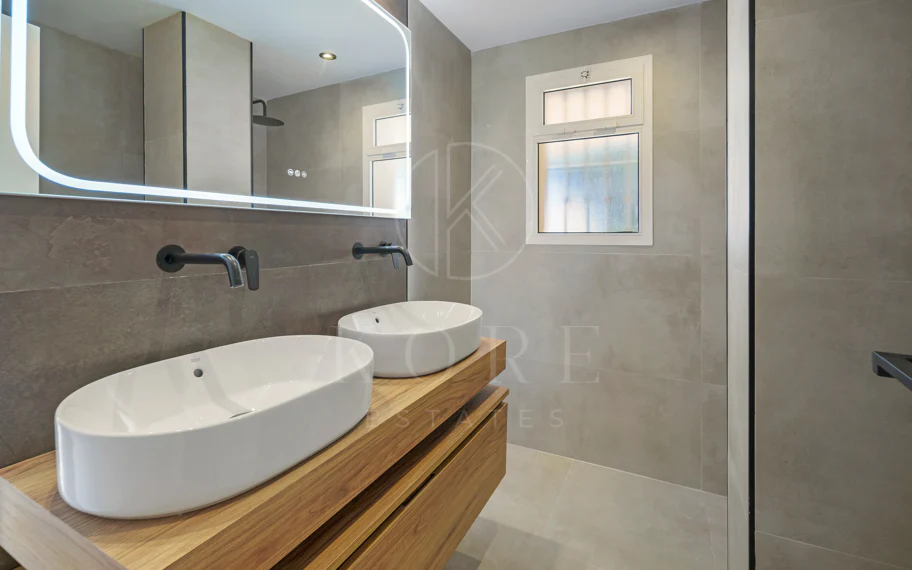 Apartamento de Tres Dormitorios Totalmente Renovado en Las Brisas, Nueva Andalucía