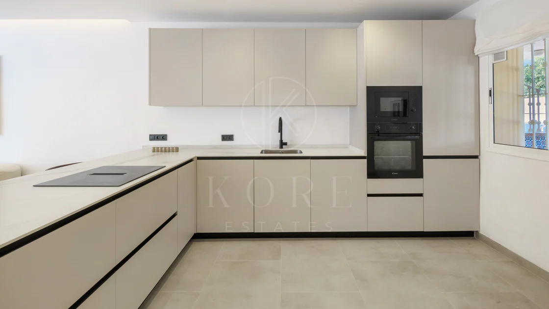 Apartament complet renovat cu trei dormitoare în Las Brisas, Nueva Andalucía