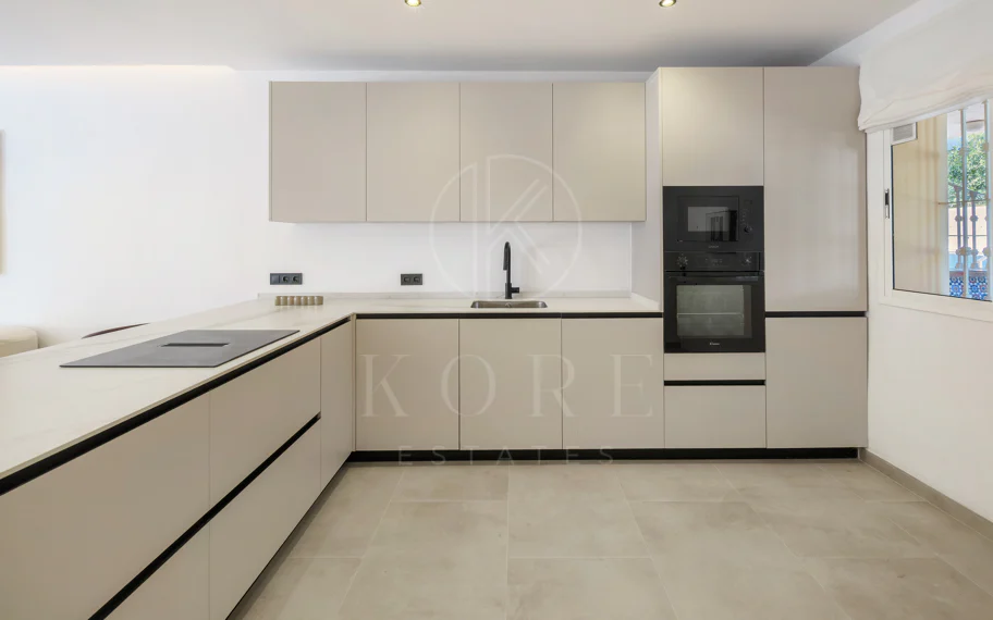 Apartamento de Tres Dormitorios Totalmente Renovado en Las Brisas, Nueva Andalucía