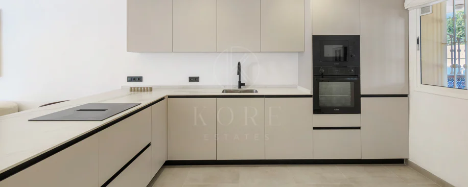 Apartament complet renovat cu trei dormitoare în Las Brisas, Nueva Andalucía