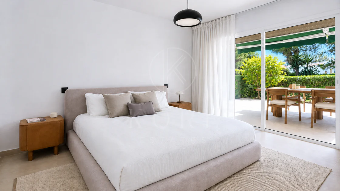 Apartament complet renovat cu trei dormitoare în Las Brisas, Nueva Andalucía