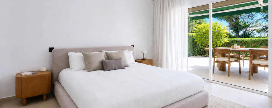 Apartament complet renovat cu trei dormitoare în Las Brisas, Nueva Andalucía