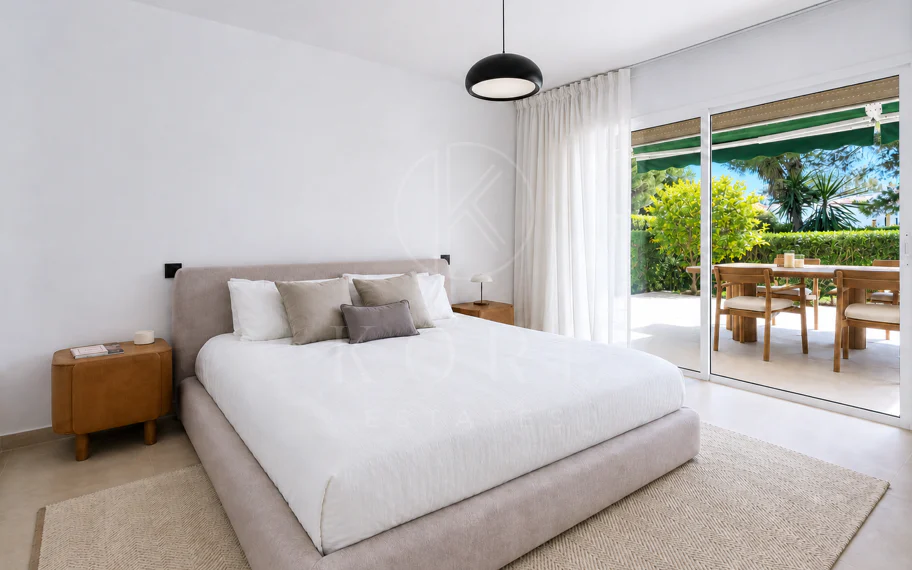 Apartamento de Tres Dormitorios Totalmente Renovado en Las Brisas, Nueva Andalucía