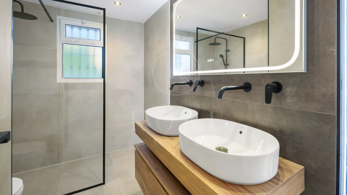 Apartament complet renovat cu trei dormitoare în Las Brisas, Nueva Andalucía