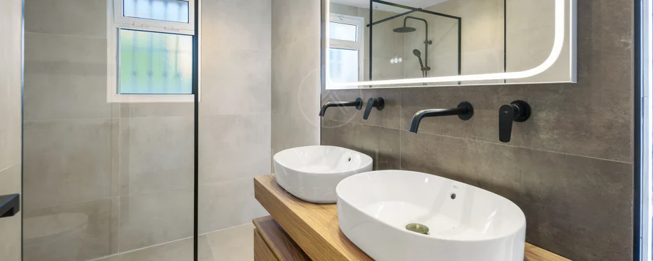 Apartament complet renovat cu trei dormitoare în Las Brisas, Nueva Andalucía