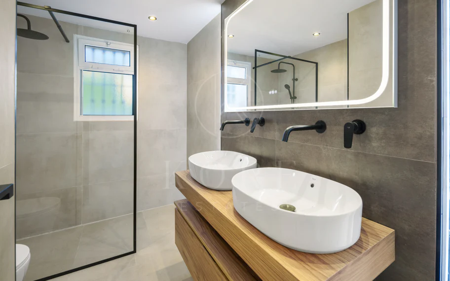 Apartamento de Tres Dormitorios Totalmente Renovado en Las Brisas, Nueva Andalucía