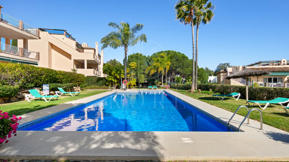 Apartament complet renovat cu trei dormitoare în Las Brisas, Nueva Andalucía