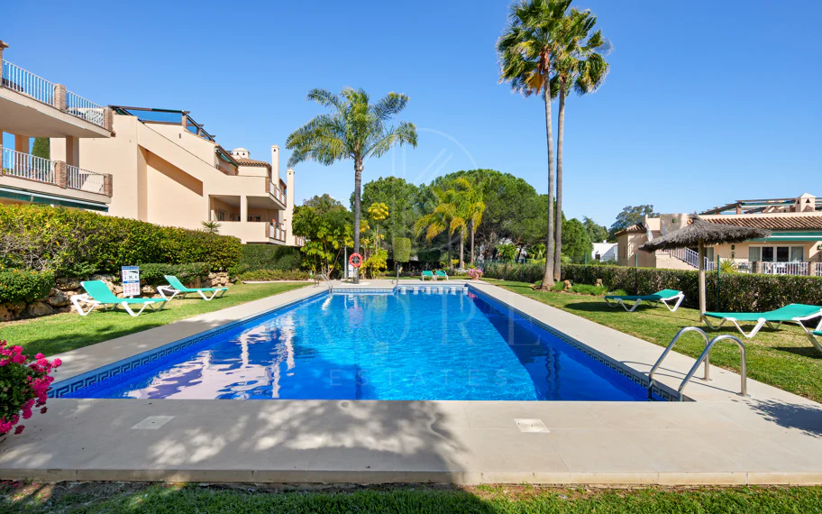 Apartamento de Tres Dormitorios Totalmente Renovado en Las Brisas, Nueva Andalucía