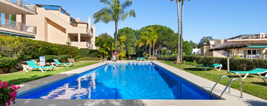 Apartament complet renovat cu trei dormitoare în Las Brisas, Nueva Andalucía