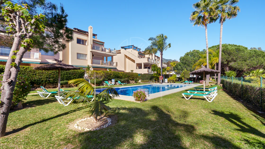 Apartament complet renovat cu trei dormitoare în Las Brisas, Nueva Andalucía