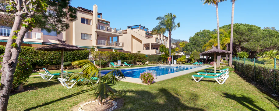 Apartament complet renovat cu trei dormitoare în Las Brisas, Nueva Andalucía