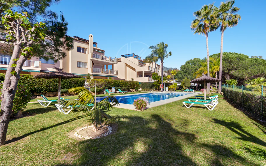 Apartamento de Tres Dormitorios Totalmente Renovado en Las Brisas, Nueva Andalucía