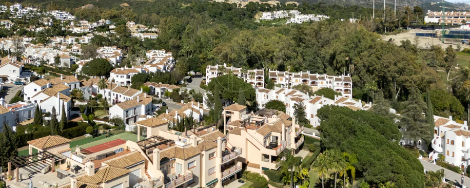 Apartament complet renovat cu trei dormitoare în Las Brisas, Nueva Andalucía