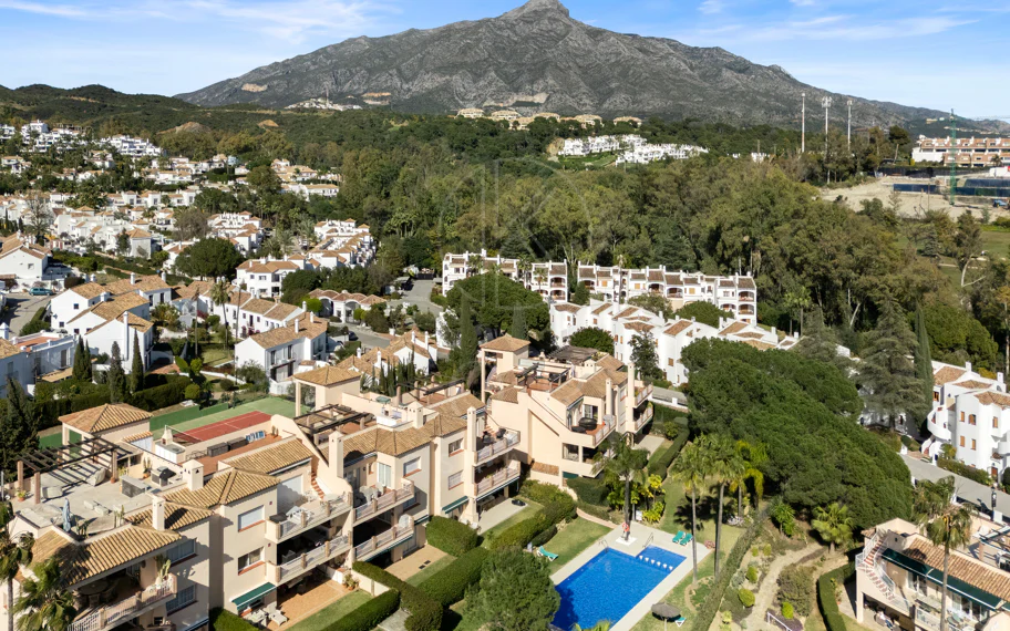 Apartamento de Tres Dormitorios Totalmente Renovado en Las Brisas, Nueva Andalucía