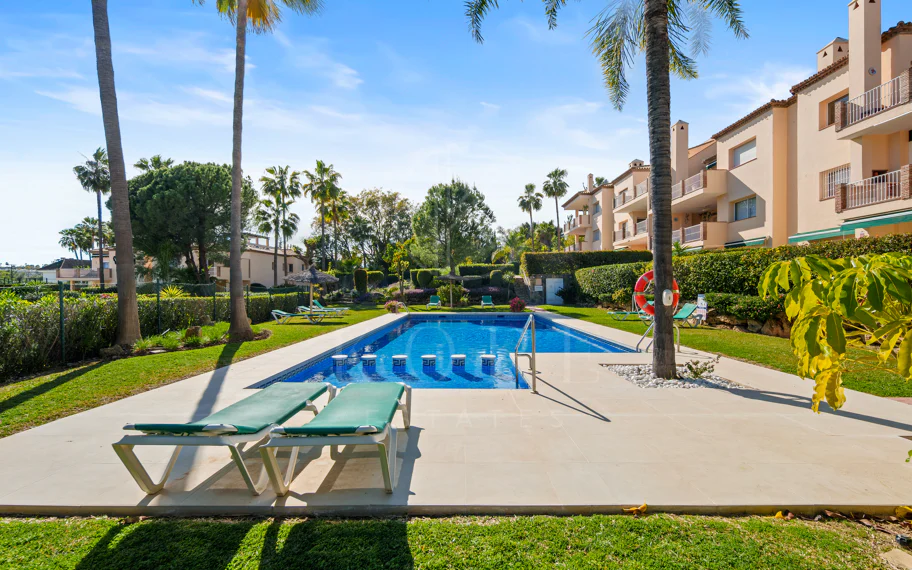 Apartamento de Tres Dormitorios Totalmente Renovado en Las Brisas, Nueva Andalucía