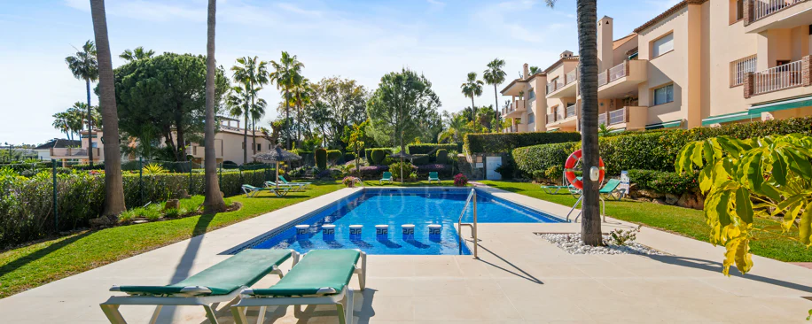 Apartament complet renovat cu trei dormitoare în Las Brisas, Nueva Andalucía