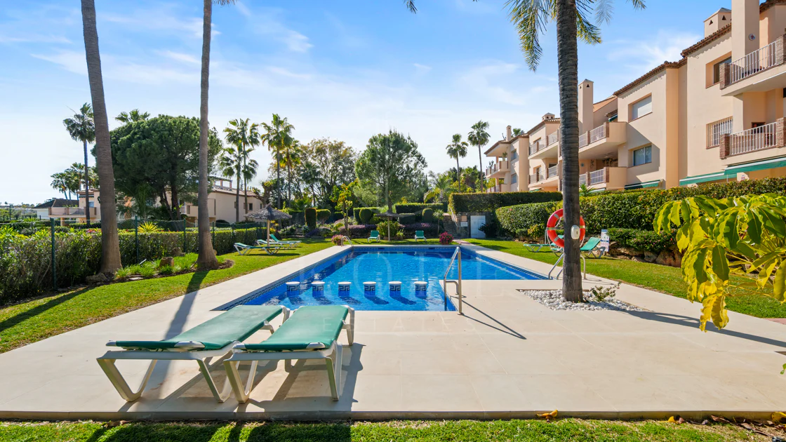 Apartament complet renovat cu trei dormitoare în Las Brisas, Nueva Andalucía