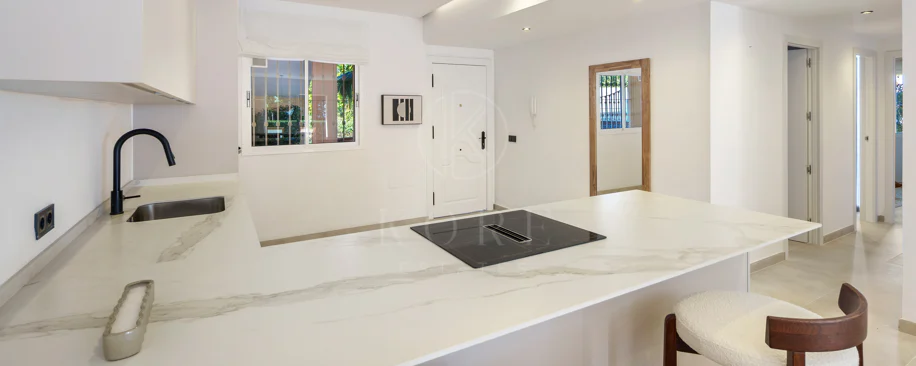 Apartament complet renovat cu trei dormitoare în Las Brisas, Nueva Andalucía