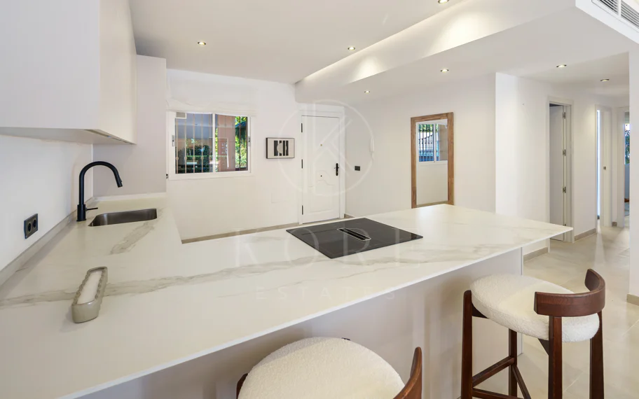 Apartamento de Tres Dormitorios Totalmente Renovado en Las Brisas, Nueva Andalucía