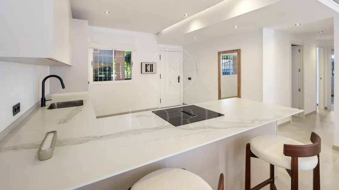 Apartament complet renovat cu trei dormitoare în Las Brisas, Nueva Andalucía