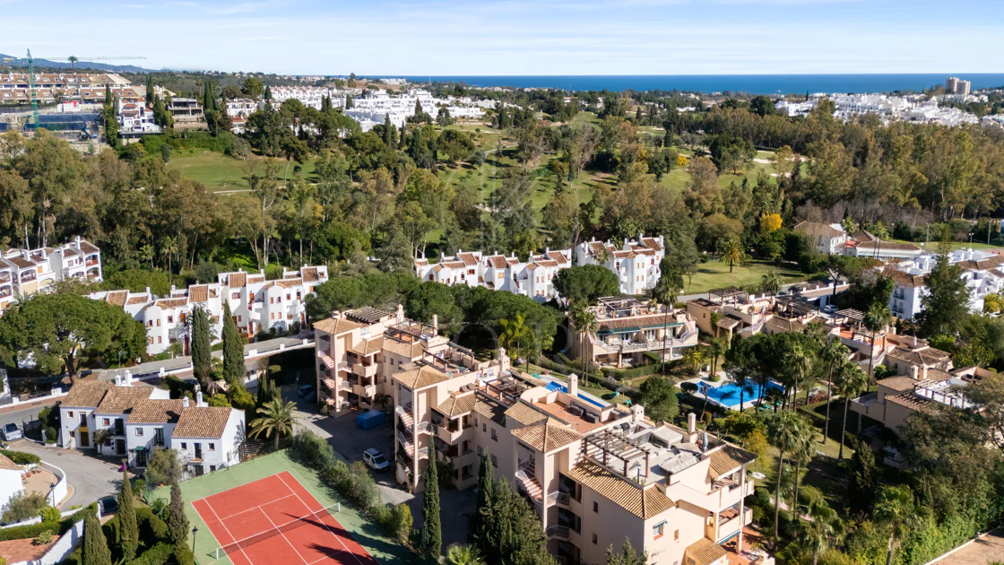 Apartament complet renovat cu trei dormitoare în Las Brisas, Nueva Andalucía