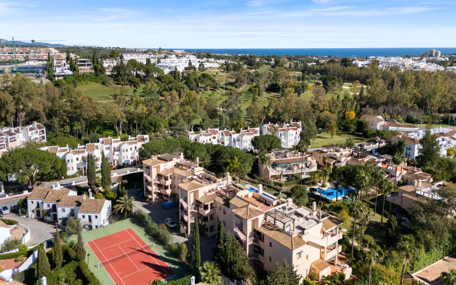 Apartamento de Tres Dormitorios Totalmente Renovado en Las Brisas, Nueva Andalucía