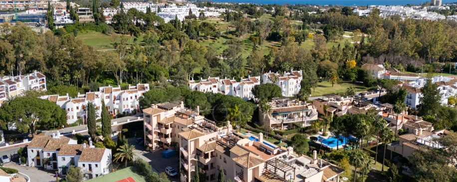 Apartament complet renovat cu trei dormitoare în Las Brisas, Nueva Andalucía