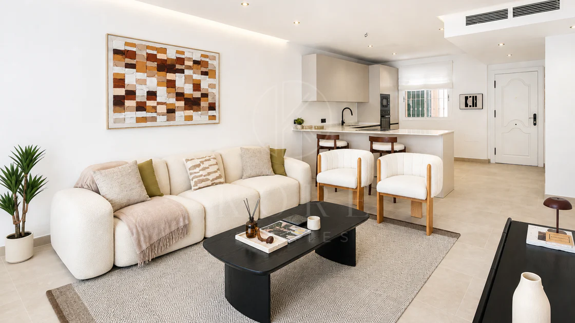 Apartament complet renovat cu trei dormitoare în Las Brisas, Nueva Andalucía