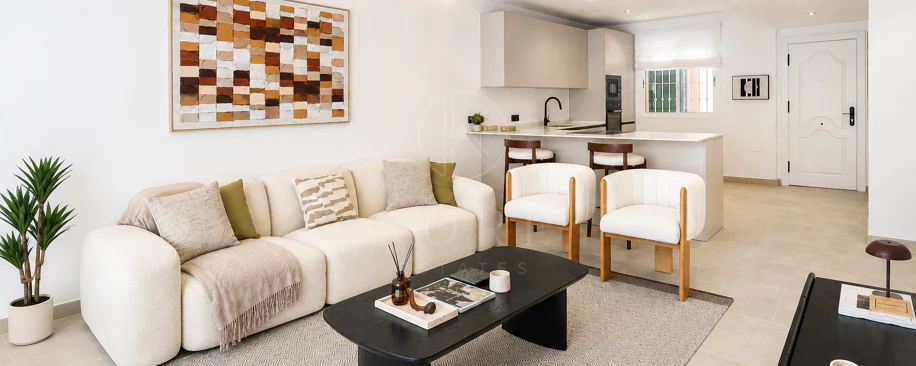 Apartament complet renovat cu trei dormitoare în Las Brisas, Nueva Andalucía