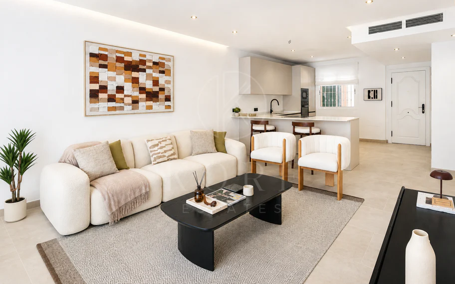 Apartamento de Tres Dormitorios Totalmente Renovado en Las Brisas, Nueva Andalucía
