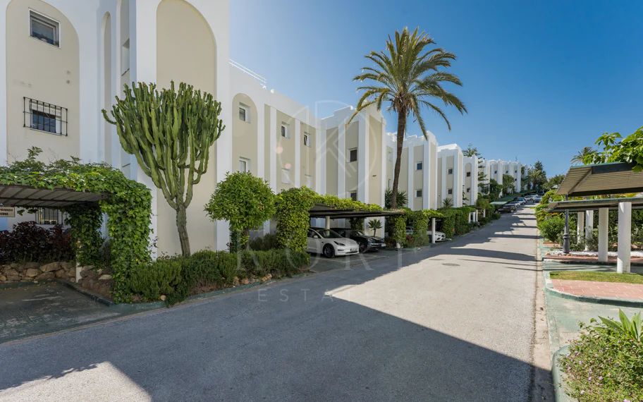 Apartamento Planta Baja en venta en La Quinta, Benahavis