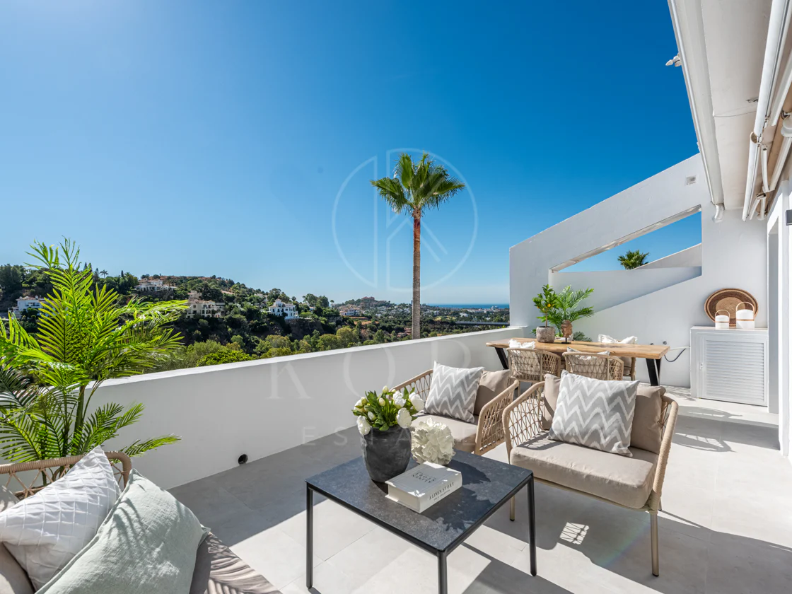Renovated 3-Bedroom Apartment in La Quinta, Benahavís with Panoramic Views
