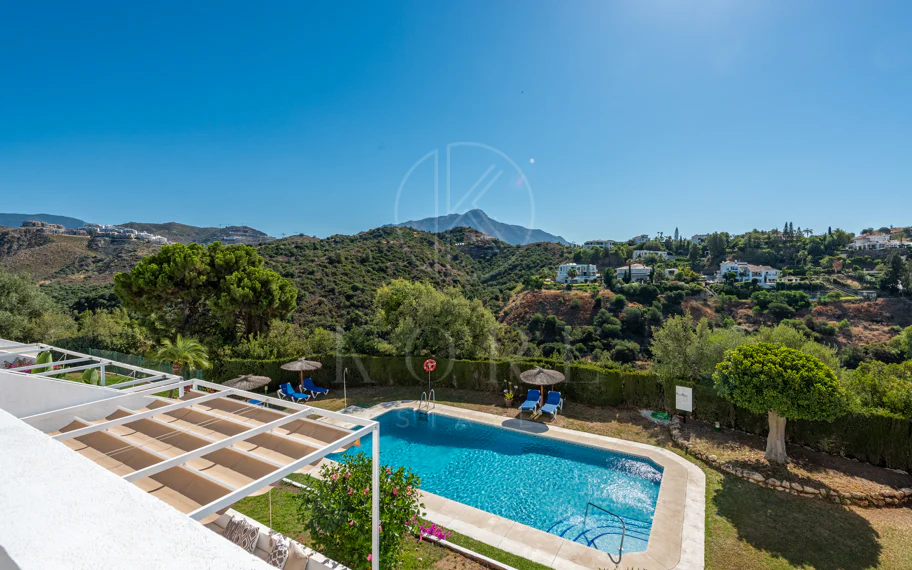 Apartamento reformado de 3 dormitorios en La Quinta, Benahavís con vistas panorámicas