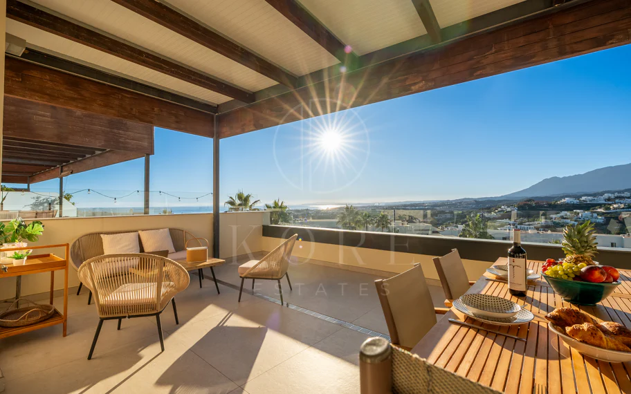 Apartamento de dos dormitorios con vistas panorámicas al golf y al mar en la urbanización cerrada Los Flamingos, Benahavís. Terraza de 37 m², 2 plazas de aparcamiento, 2 trasteros — y un historial probado de alquiler con más de 40.000 € brutos al año.