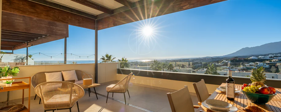 Apartamento de dos dormitorios con vistas panorámicas al golf y al mar en la urbanización cerrada Los Flamingos, Benahavís. Terraza de 37 m², 2 plazas de aparcamiento, 2 trasteros — y un historial probado de alquiler con más de 40.000 € brutos al año.
