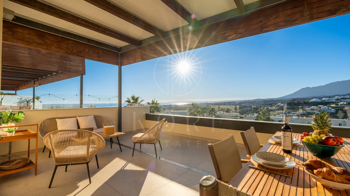 Apartamento de dos dormitorios con vistas panorámicas al golf y al mar en la urbanización cerrada Los Flamingos, Benahavís. Terraza de 37 m², 2 plazas de aparcamiento, 2 trasteros — y un historial probado de alquiler con más de 40.000 € brutos al año.