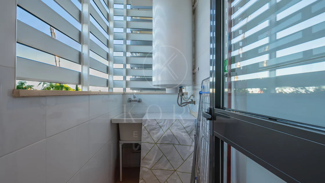 Apartamento de dos dormitorios con vistas panorámicas al golf y al mar en la urbanización cerrada Los Flamingos, Benahavís. Terraza de 37 m², 2 plazas de aparcamiento, 2 trasteros — y un historial probado de alquiler con más de 40.000 € brutos al año.