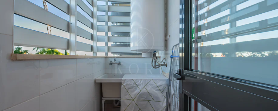 Apartamento de dos dormitorios con vistas panorámicas al golf y al mar en la urbanización cerrada Los Flamingos, Benahavís. Terraza de 37 m², 2 plazas de aparcamiento, 2 trasteros — y un historial probado de alquiler con más de 40.000 € brutos al año.